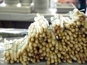 asparagi bianchi di zambana pronti per essere cotti in pentola alla festa